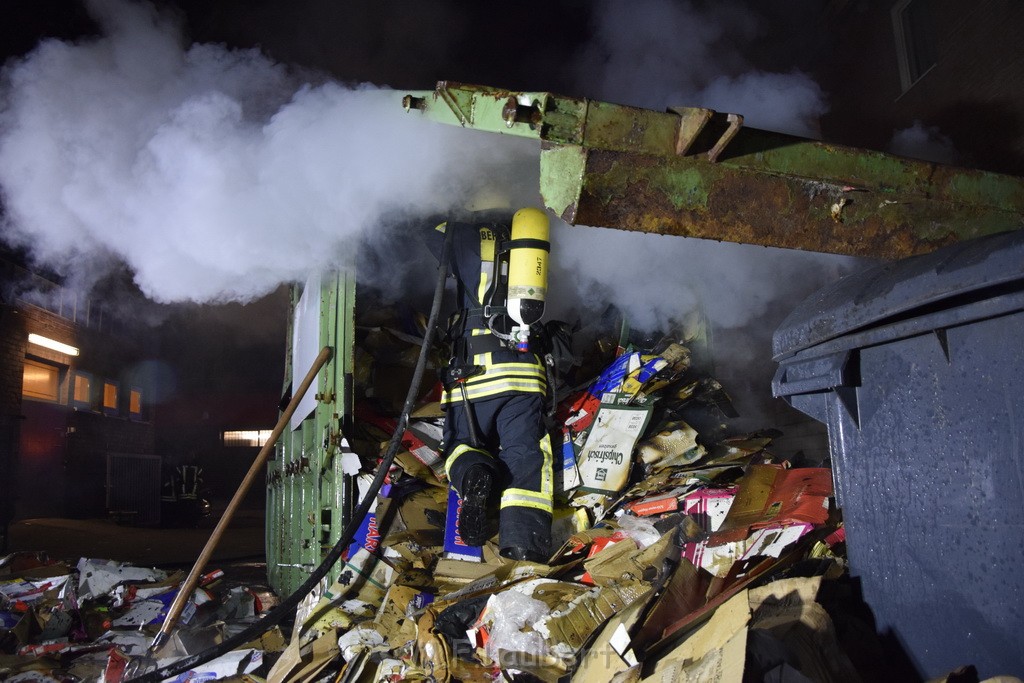 Feuer Papp Presscontainer Koeln Hoehenberg Bochumerstr P320.JPG - Miklos Laubert